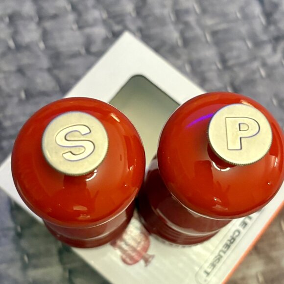 Le Creuset Cerise Red Petite Salt & Pepper Mill Set • New in Box - Picture 2 of 7